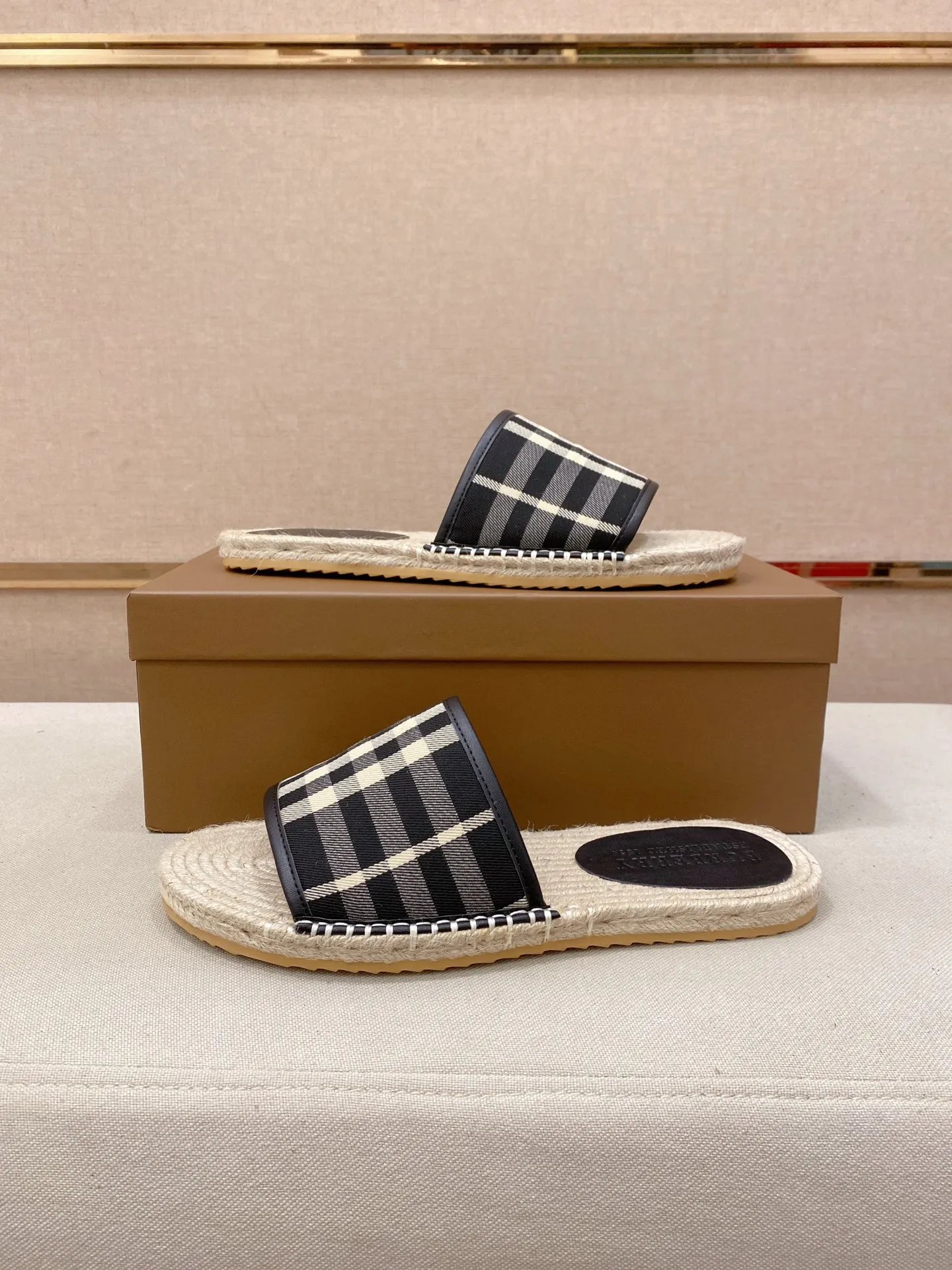 Factory price: 320💰 [Burberry slippers] High-end brand of men's shoes, official website 1:1 latest masterpiece: original mold customization, the fabric is made of imported original fabric, and the hemp rope upgraded outsole is lighter and non-slip. The market's top quality, simple yet tasteful, a must-have for fashionistas, fashionable at your feet, full of confidence, the same style at the counter 👍The season of summer slippers is here. Code: 38-44 Customized 45.46.47.